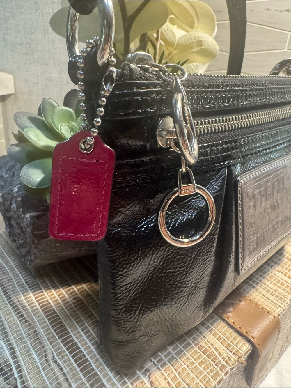 LikeNEW Coach Patent Leather Poppy Shoulder Bag Silver Hardware 2 Toned Hang Tag - Picture 3 of 10